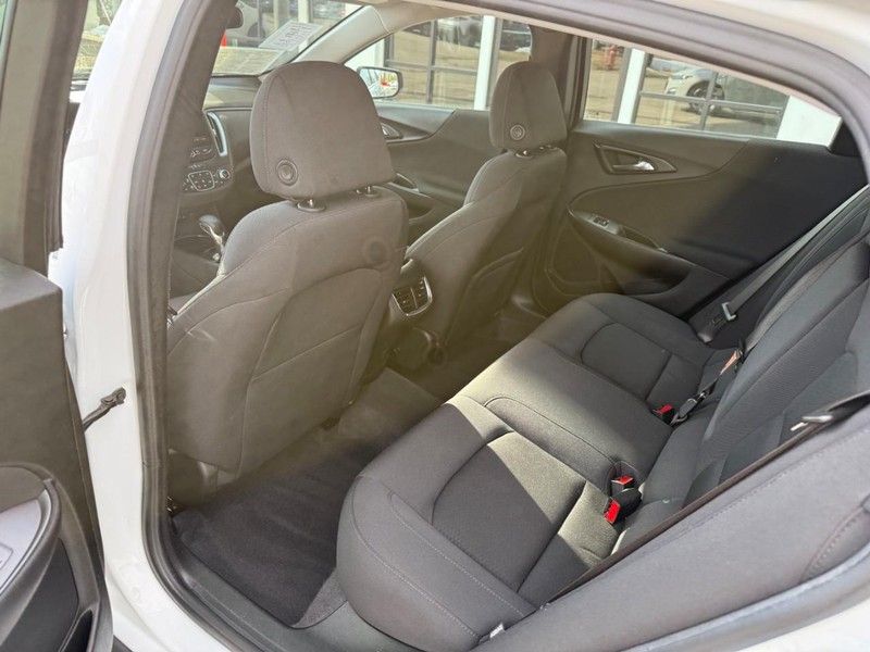 Chevrolet Malibu Vehicle Image 12