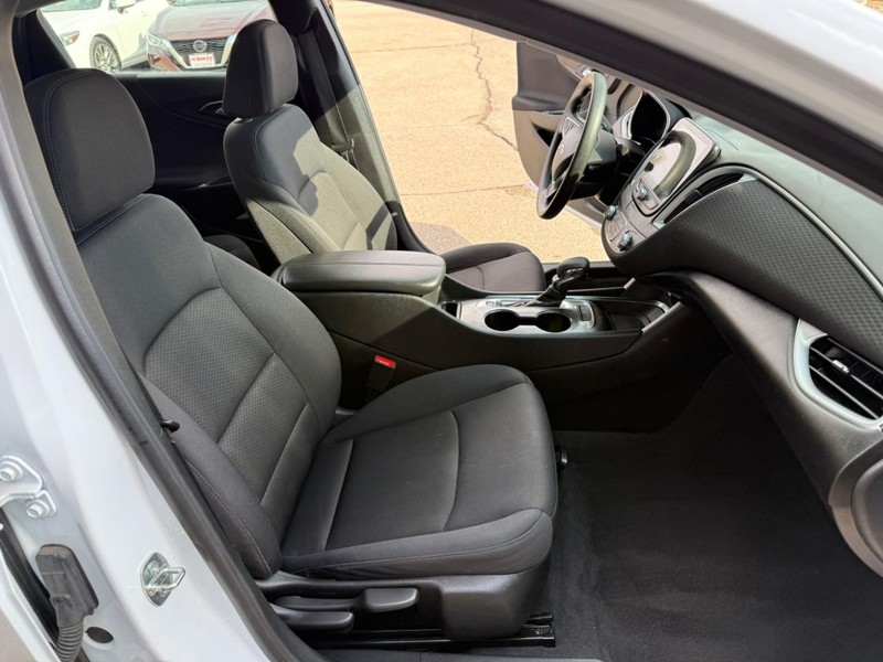 Chevrolet Malibu Vehicle Image 16