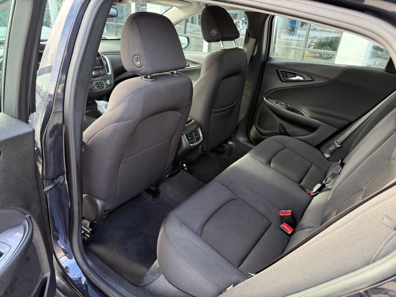 Chevrolet Malibu Vehicle Image 12