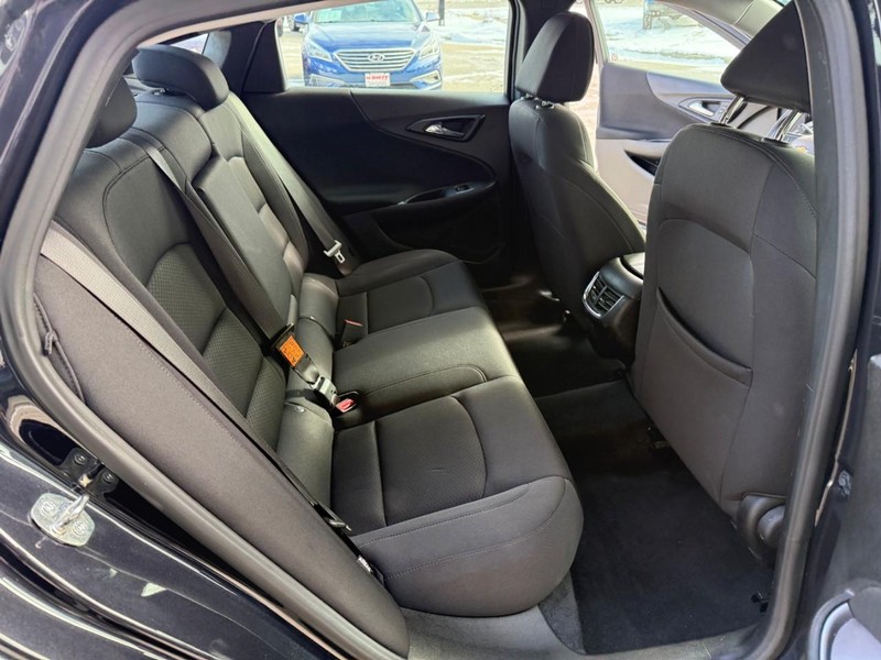 Chevrolet Malibu Vehicle Image 14