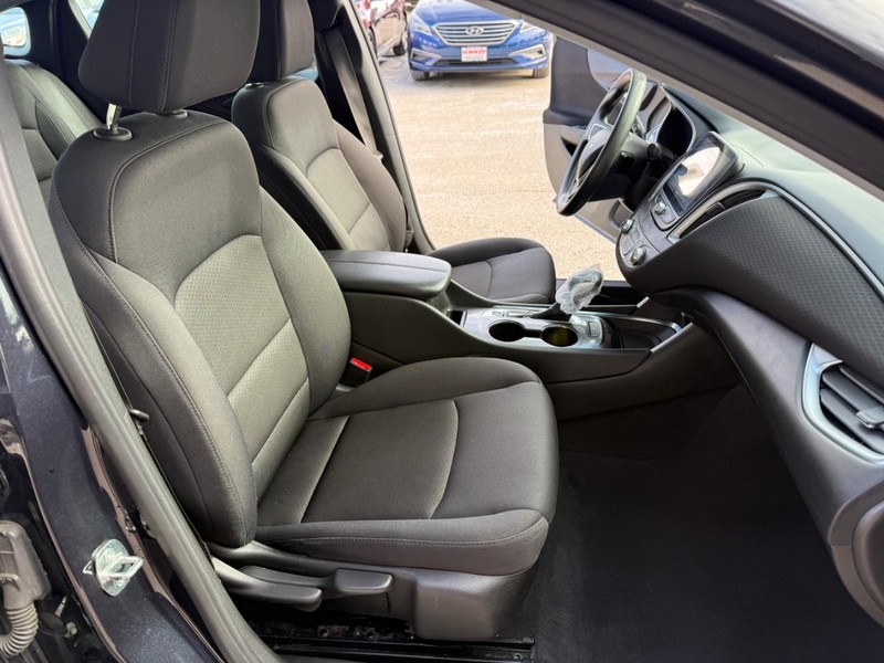 Chevrolet Malibu Vehicle Image 16