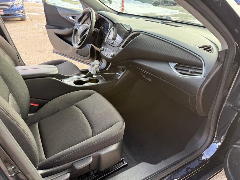 Chevrolet Malibu Vehicle Image 17