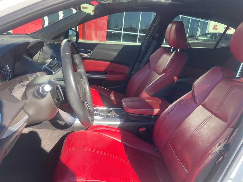 Acura TLX Vehicle Full-screen Gallery Image 12