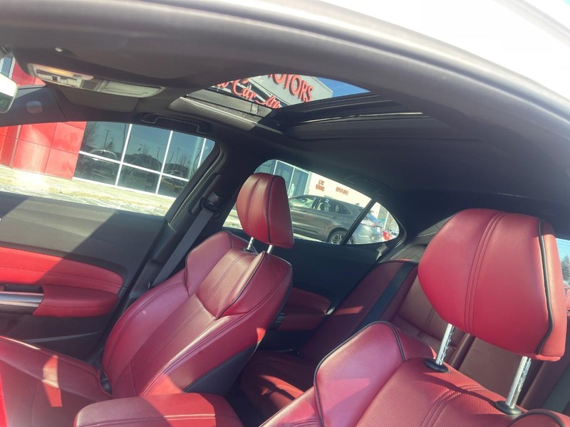 Acura TLX Vehicle Full-screen Gallery Image 21