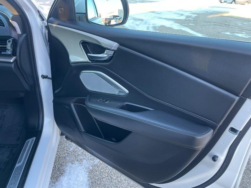 Acura RDX Vehicle Full-screen Gallery Image 13