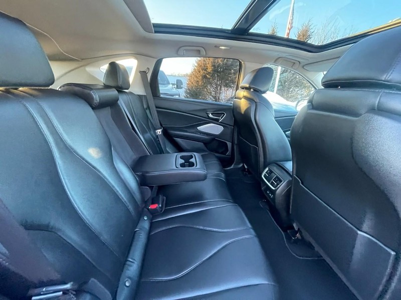 Acura RDX Vehicle Full-screen Gallery Image 16