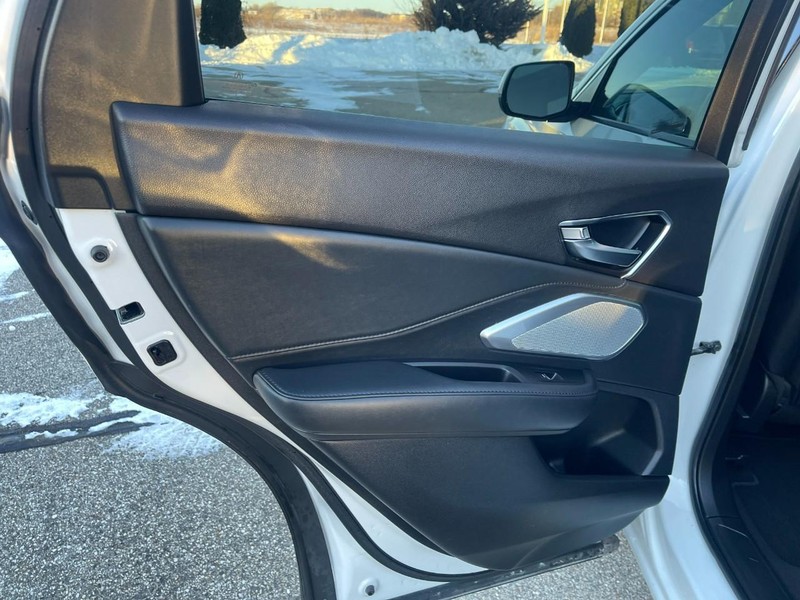 Acura RDX Vehicle Full-screen Gallery Image 22