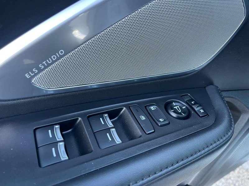 Acura RDX Vehicle Full-screen Gallery Image 27