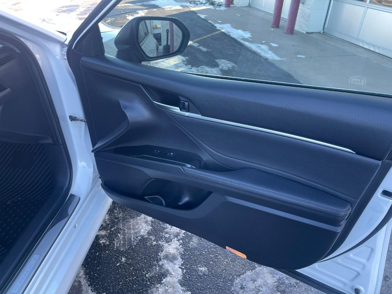 Toyota Camry Vehicle Image 13