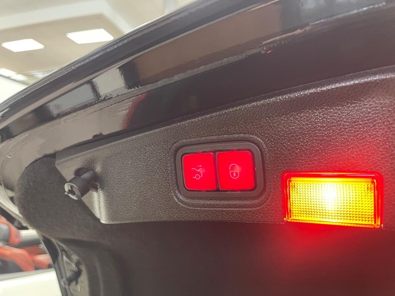 Mercedes-Benz C-Class Vehicle Image 14