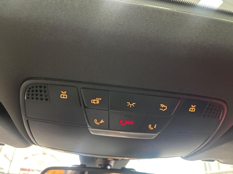 Mercedes-Benz C-Class Vehicle Image 33