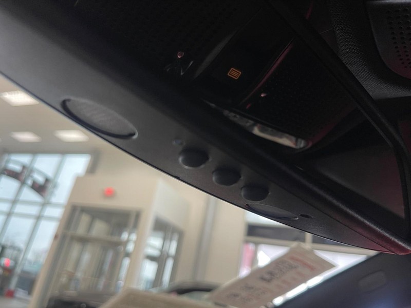 Mercedes-Benz C-Class Vehicle Image 34