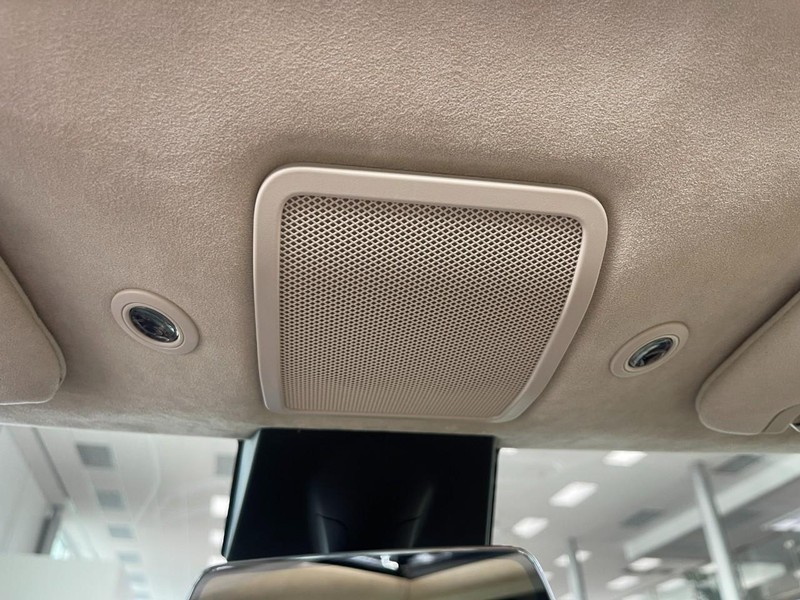 Tesla Model S Vehicle Image 32