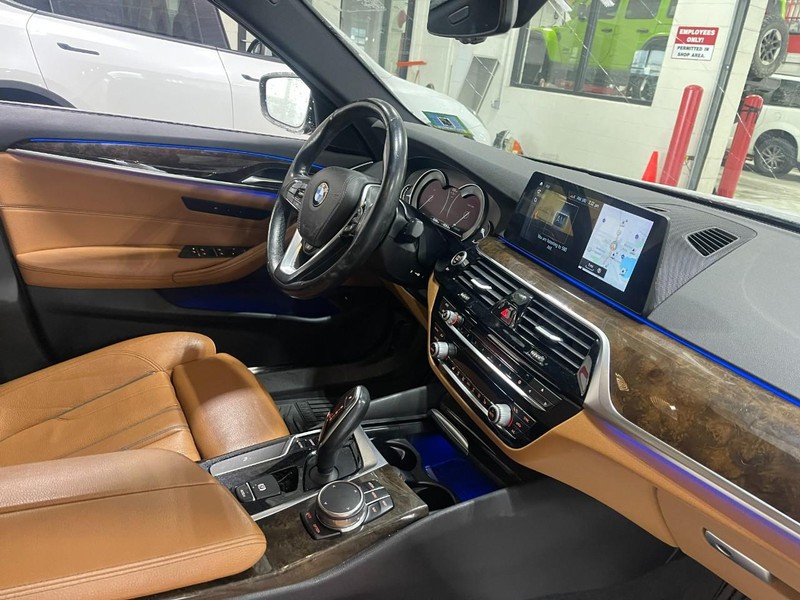 BMW 5 Series Vehicle Full-screen Gallery Image 02