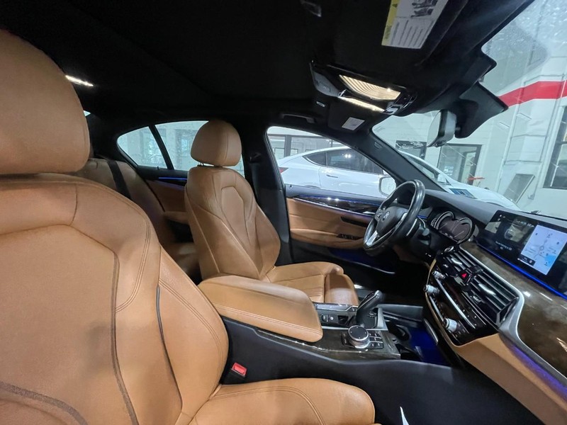 BMW 5 Series Vehicle Full-screen Gallery Image 03