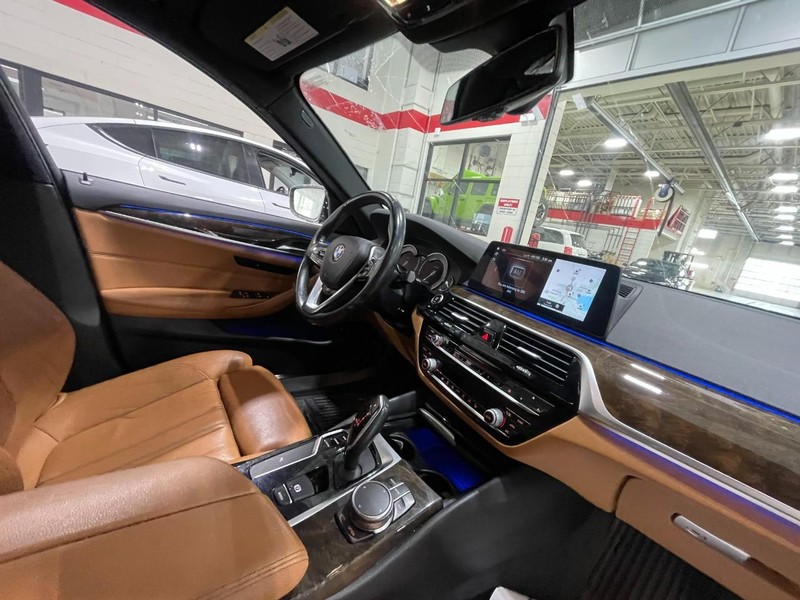 BMW 5 Series Vehicle Full-screen Gallery Image 04