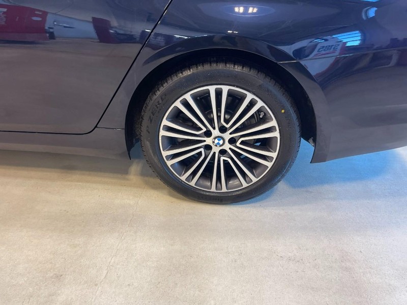 BMW 5 Series Vehicle Full-screen Gallery Image 05