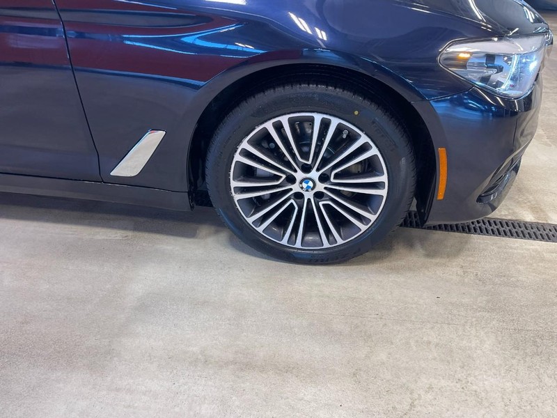 BMW 5 Series Vehicle Full-screen Gallery Image 07