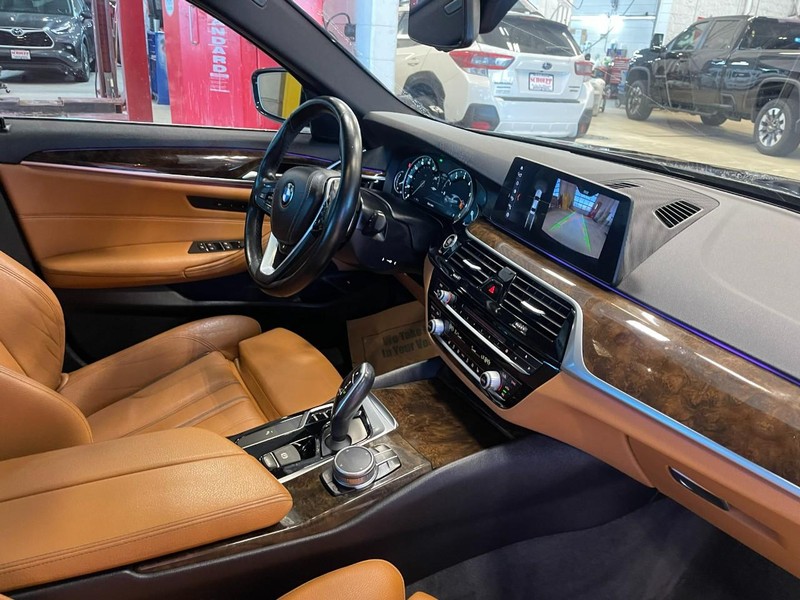 BMW 5 Series Vehicle Full-screen Gallery Image 09