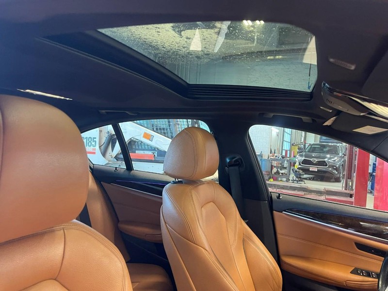 BMW 5 Series Vehicle Full-screen Gallery Image 10