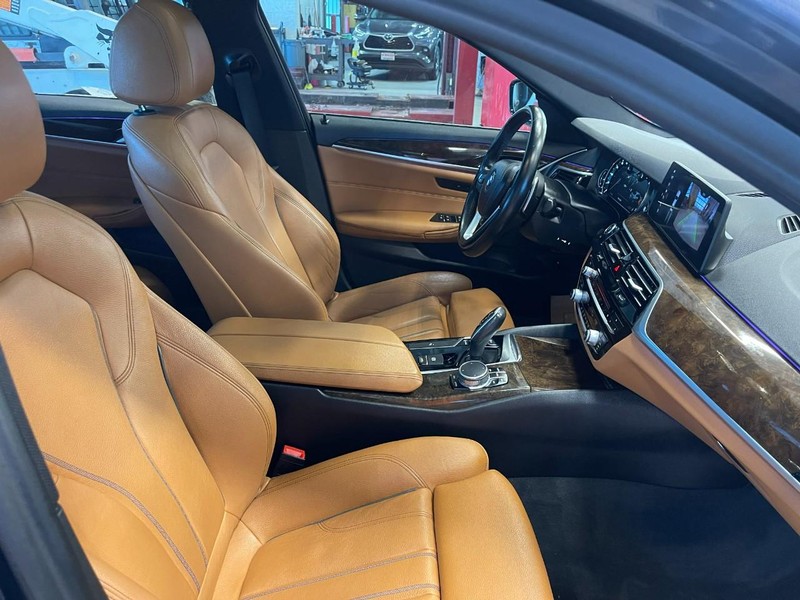 BMW 5 Series Vehicle Full-screen Gallery Image 11