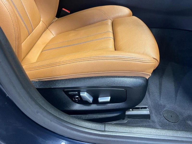 BMW 5 Series Vehicle Full-screen Gallery Image 12