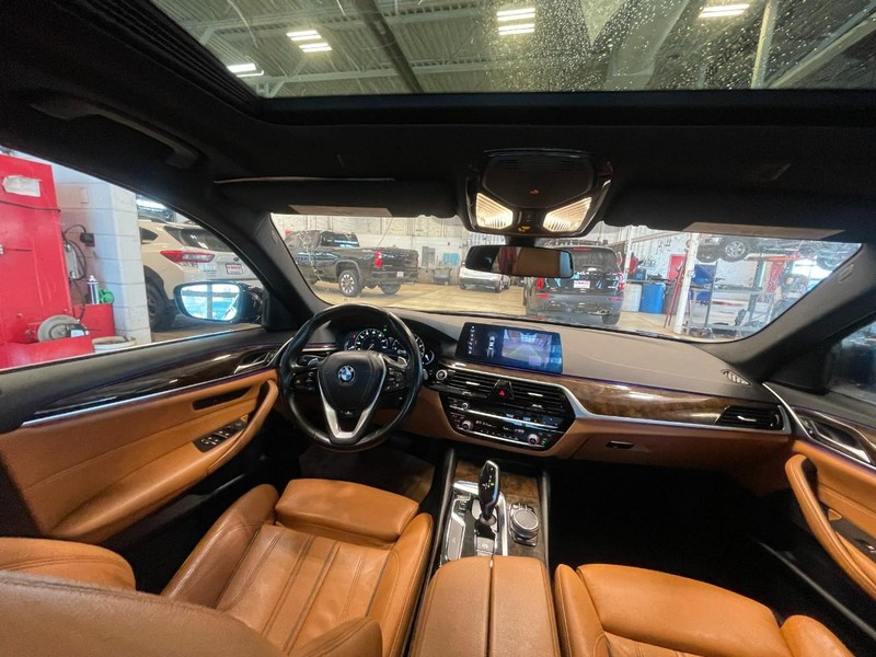 BMW 5 Series Vehicle Full-screen Gallery Image 15