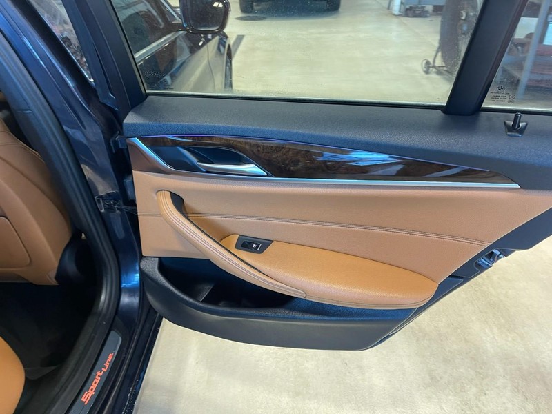 BMW 5 Series Vehicle Full-screen Gallery Image 17