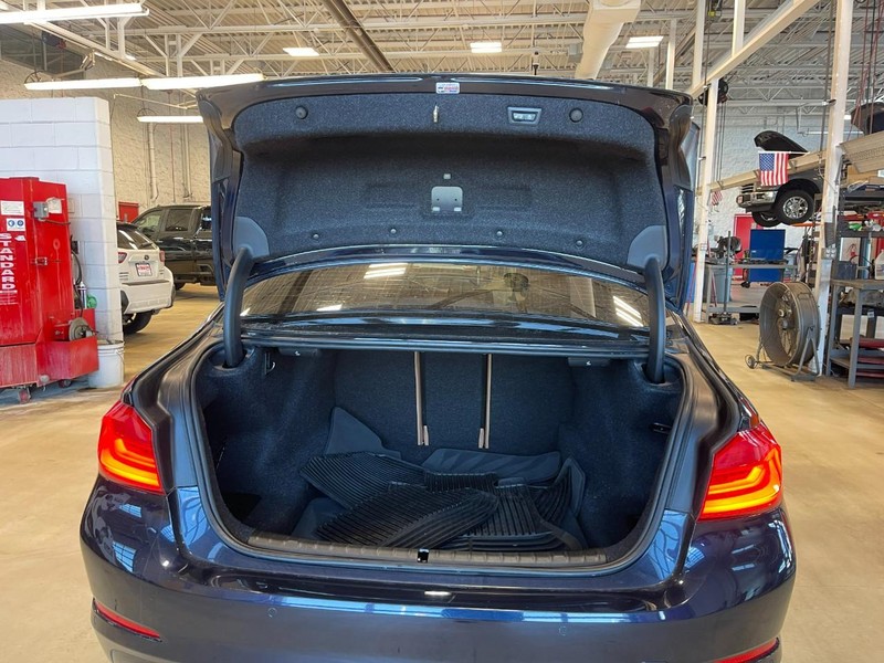 BMW 5 Series Vehicle Full-screen Gallery Image 18