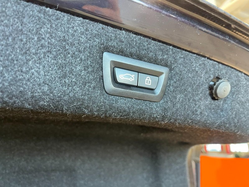 BMW 5 Series Vehicle Full-screen Gallery Image 19