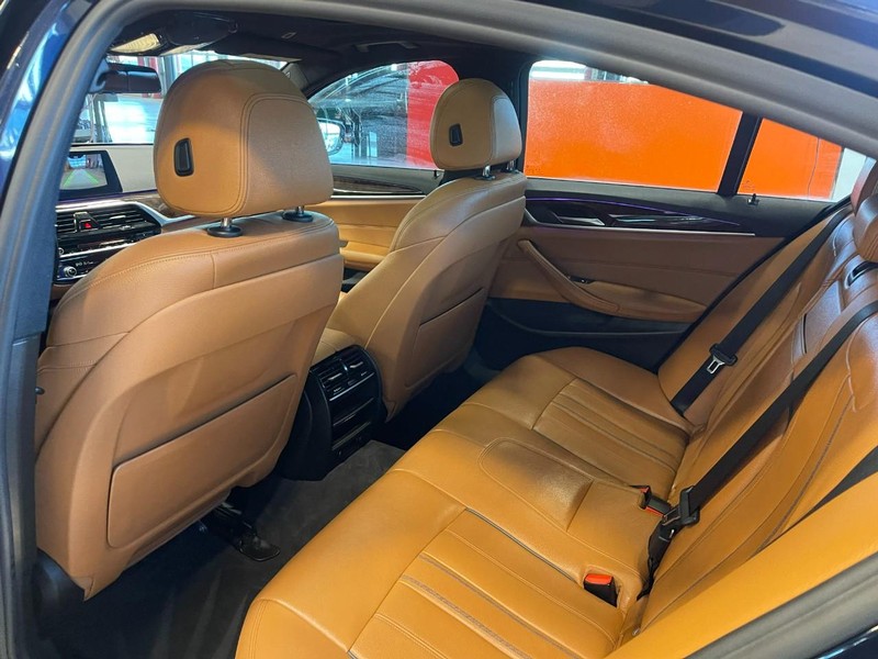 BMW 5 Series Vehicle Full-screen Gallery Image 20