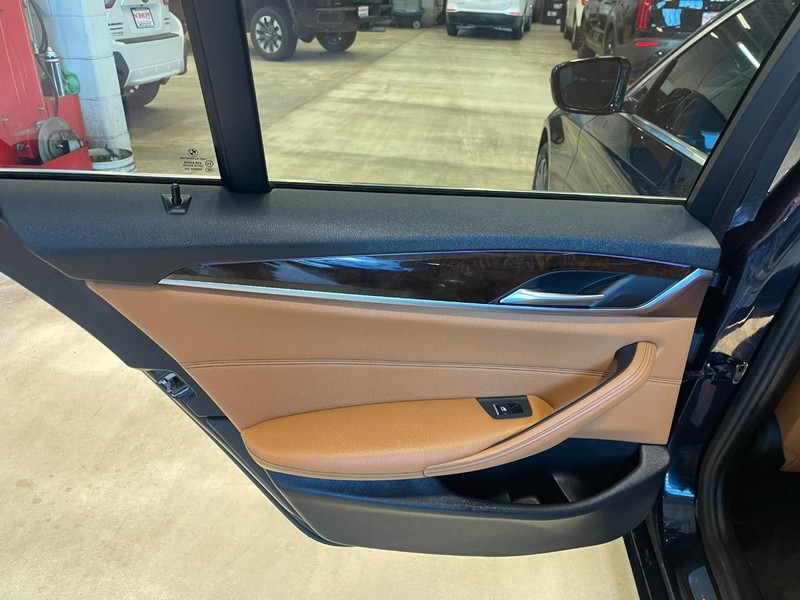 BMW 5 Series Vehicle Full-screen Gallery Image 21