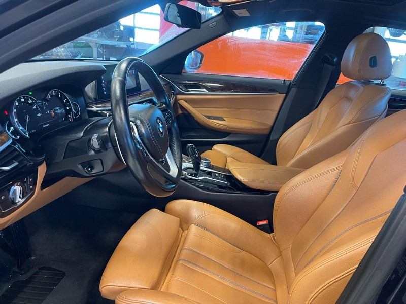 BMW 5 Series Vehicle Full-screen Gallery Image 22