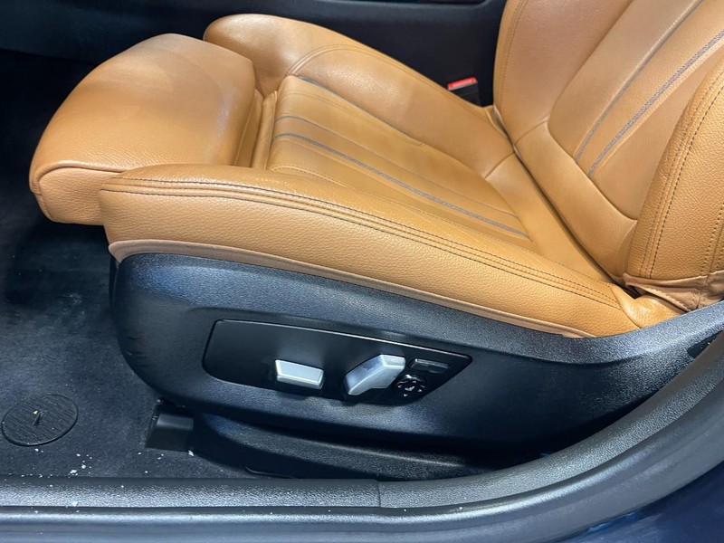 BMW 5 Series Vehicle Full-screen Gallery Image 23