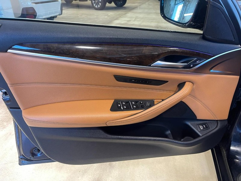 BMW 5 Series Vehicle Full-screen Gallery Image 24