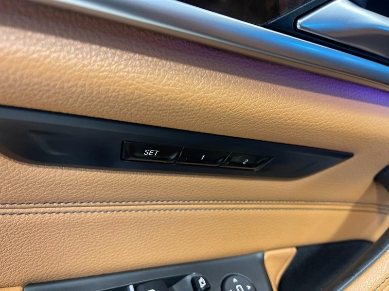 BMW 5 Series Vehicle Full-screen Gallery Image 25