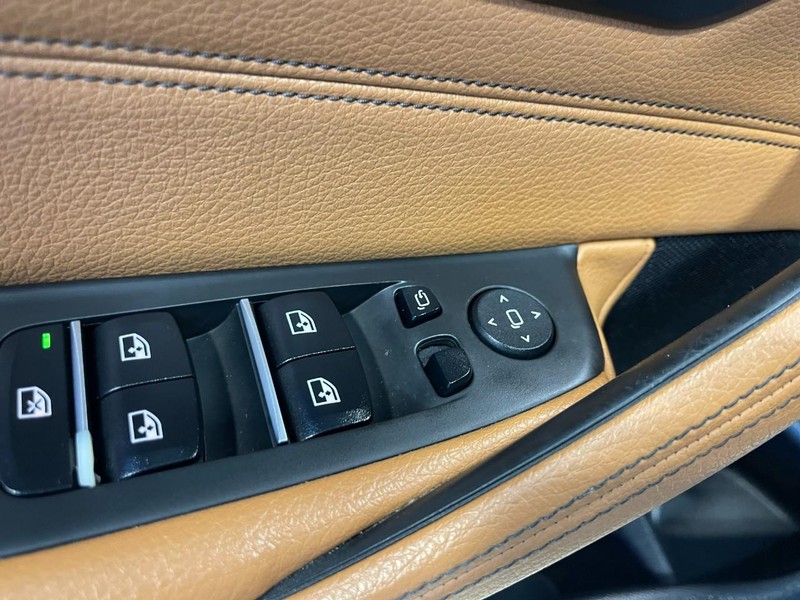 BMW 5 Series Vehicle Full-screen Gallery Image 26