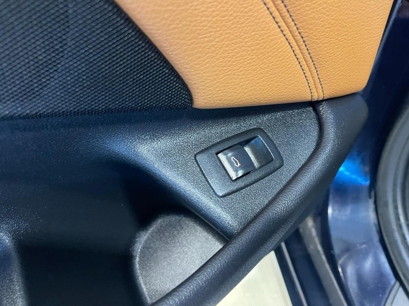 BMW 5 Series Vehicle Full-screen Gallery Image 27