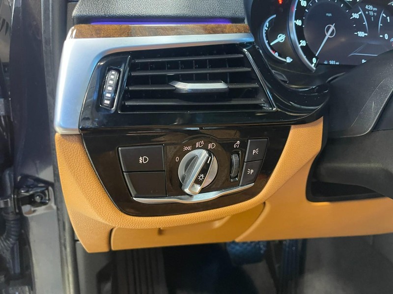 BMW 5 Series Vehicle Full-screen Gallery Image 28