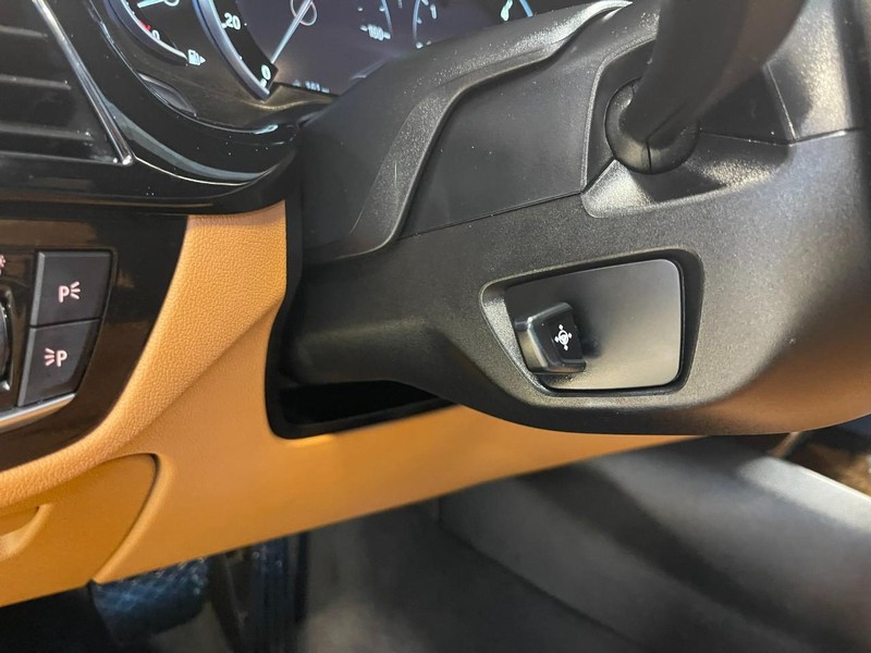 BMW 5 Series Vehicle Full-screen Gallery Image 29