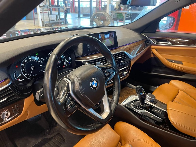 BMW 5 Series Vehicle Full-screen Gallery Image 30