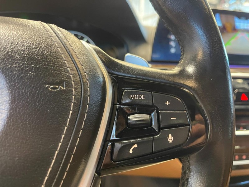 BMW 5 Series Vehicle Full-screen Gallery Image 32