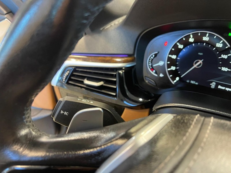 BMW 5 Series Vehicle Full-screen Gallery Image 33