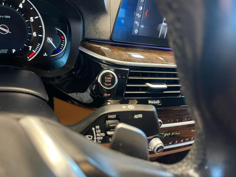 BMW 5 Series Vehicle Full-screen Gallery Image 34