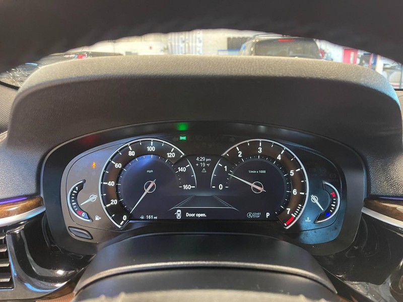 BMW 5 Series Vehicle Full-screen Gallery Image 35