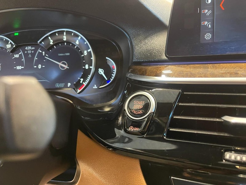 BMW 5 Series Vehicle Full-screen Gallery Image 36