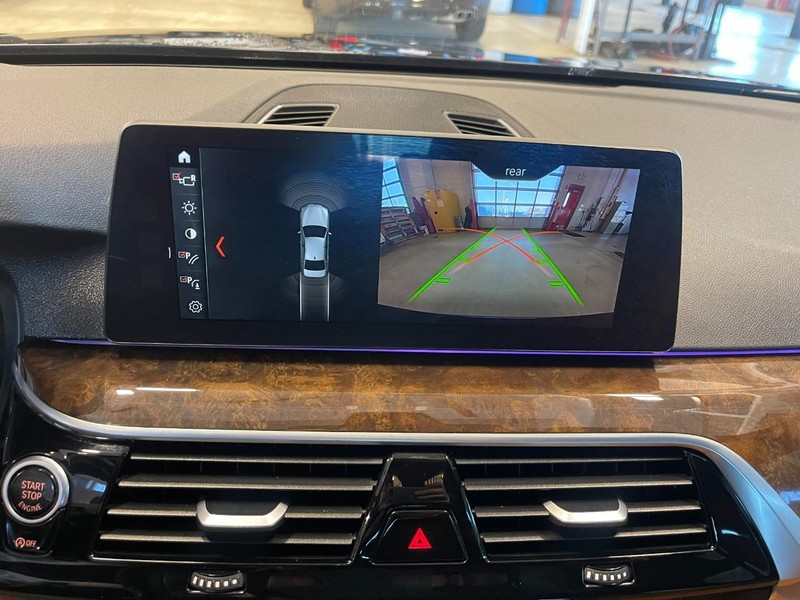 BMW 5 Series Vehicle Full-screen Gallery Image 37