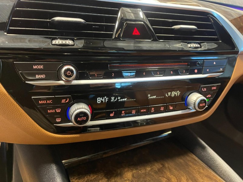 BMW 5 Series Vehicle Full-screen Gallery Image 38