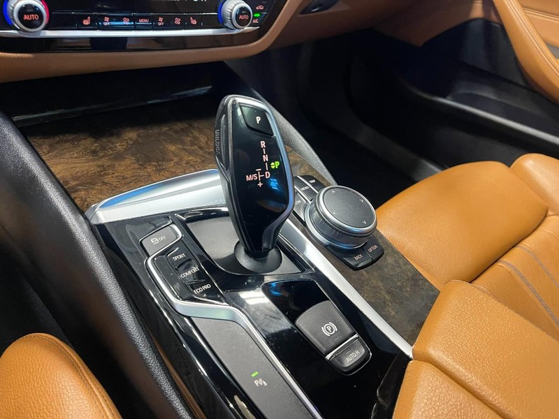 BMW 5 Series Vehicle Full-screen Gallery Image 39