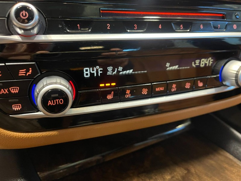 BMW 5 Series Vehicle Full-screen Gallery Image 40